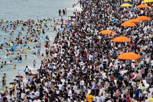 深圳：五一假期首日 大梅沙海滩游客如潮