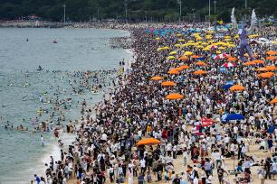 深圳：五一假期首日 大梅沙海滩游客如潮