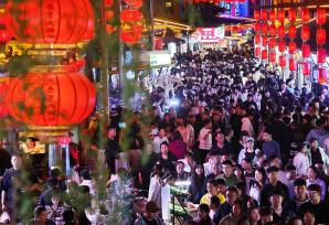 河北秦皇岛：假日“夜经济” 点亮“烟火气”