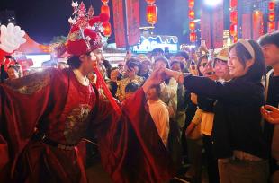 河北秦皇岛：假日“夜经济” 点亮“烟火气”