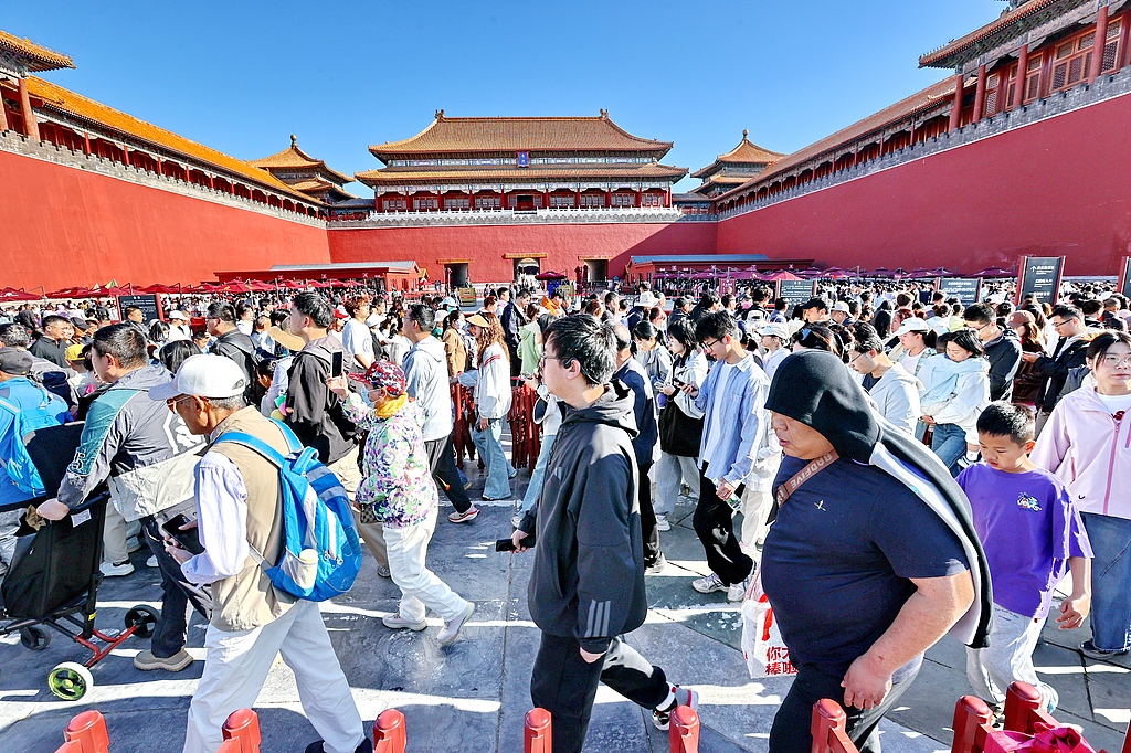 “五一”假期 游客游览故宫热情不减