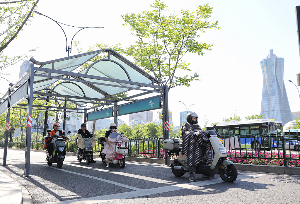 浙江杭州：非机动车遮阳棚助力市民出行
