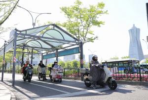 浙江杭州：非机动车遮阳棚助力市民出行