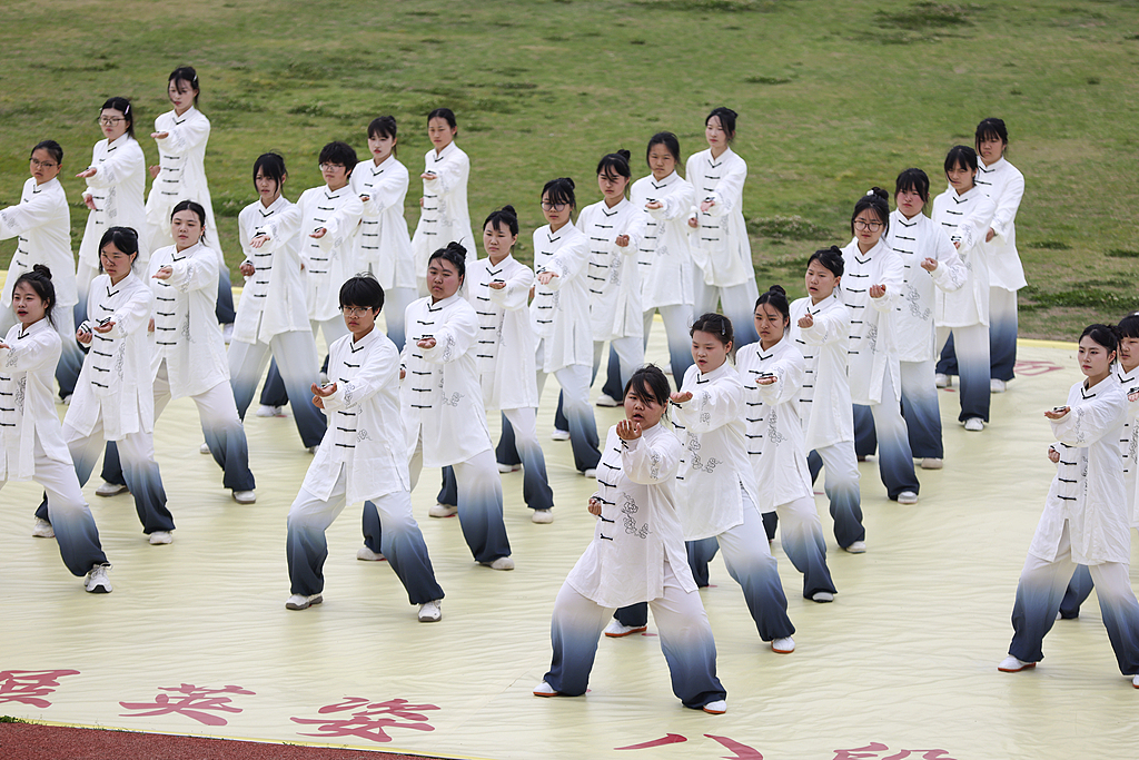 江苏淮安：中小学生参加八段锦团体赛展风采