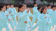 江苏淮安：中小学生参加八段锦团体赛展风采