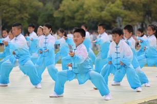 江苏淮安：中小学生参加八段锦团体赛展风采