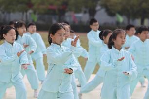 江苏淮安：中小学生参加八段锦团体赛展风采