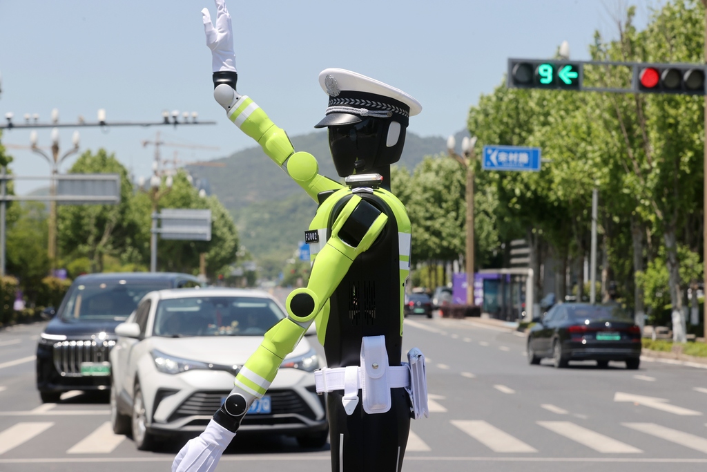 浙江湖州：机器人交警上岗执勤