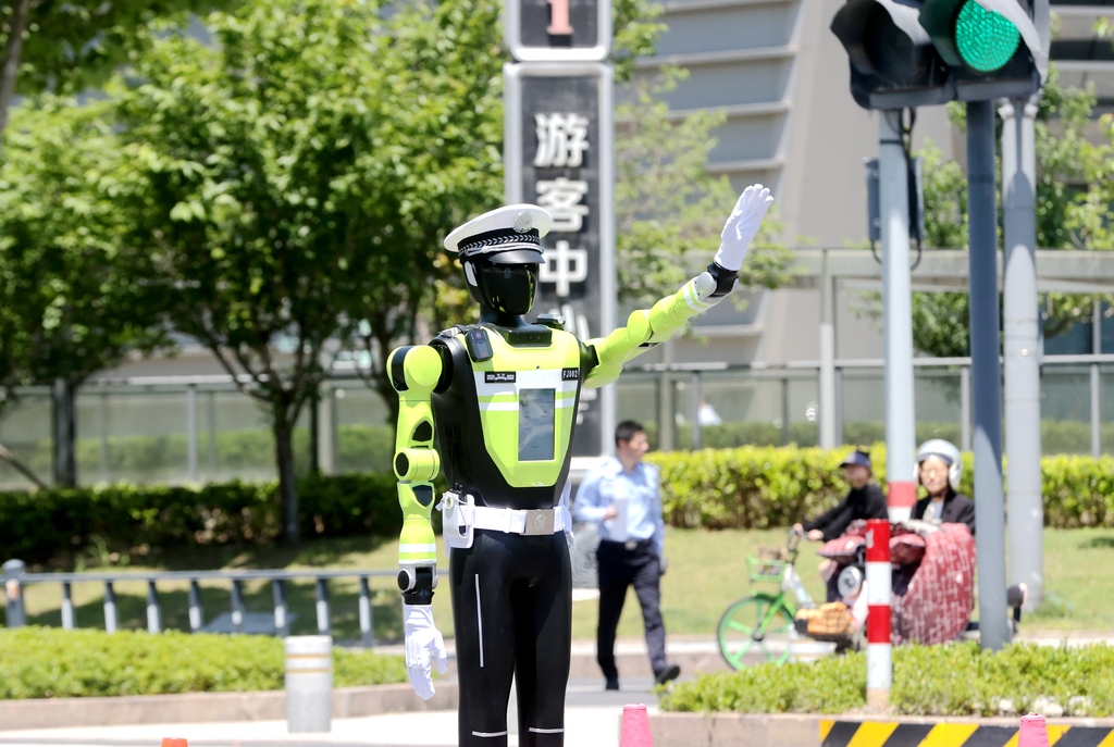 浙江湖州：机器人交警上岗执勤