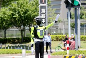 浙江湖州：机器人交警上岗执勤