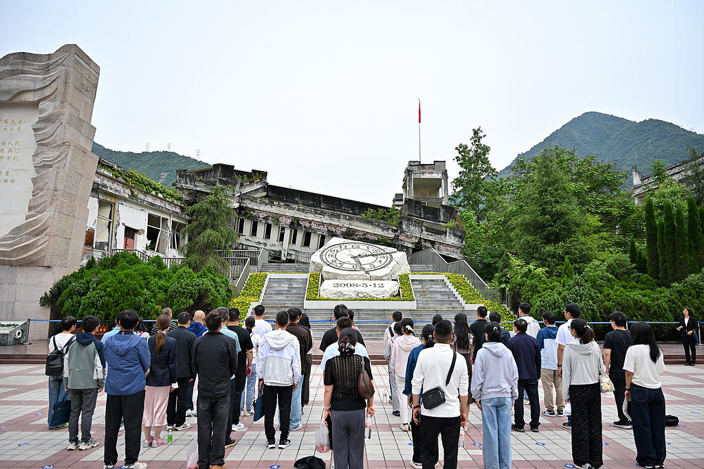 汶川地震十八周年 民众敬献鲜花寄哀思