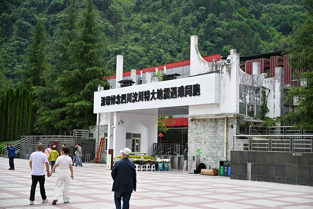 汶川地震十八周年 民众敬献鲜花寄哀思