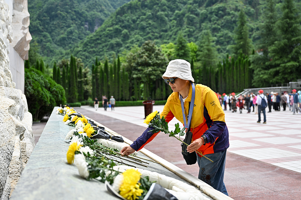 汶川地震十八周年 民众敬献鲜花寄哀思