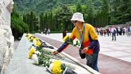 汶川地震十八周年 民众敬献鲜花寄哀思