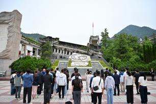 汶川地震十八周年 民众敬献鲜花寄哀思