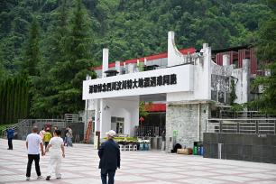 汶川地震十八周年 民众敬献鲜花寄哀思