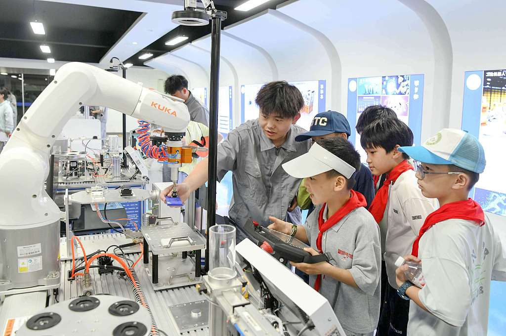 安徽铜陵：科普课堂进校园 点亮少年科学梦