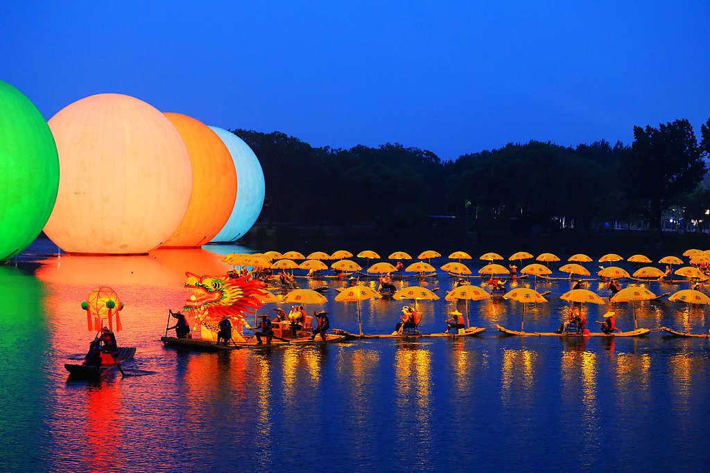 北京：“金龙巡游”表演点亮夏夜