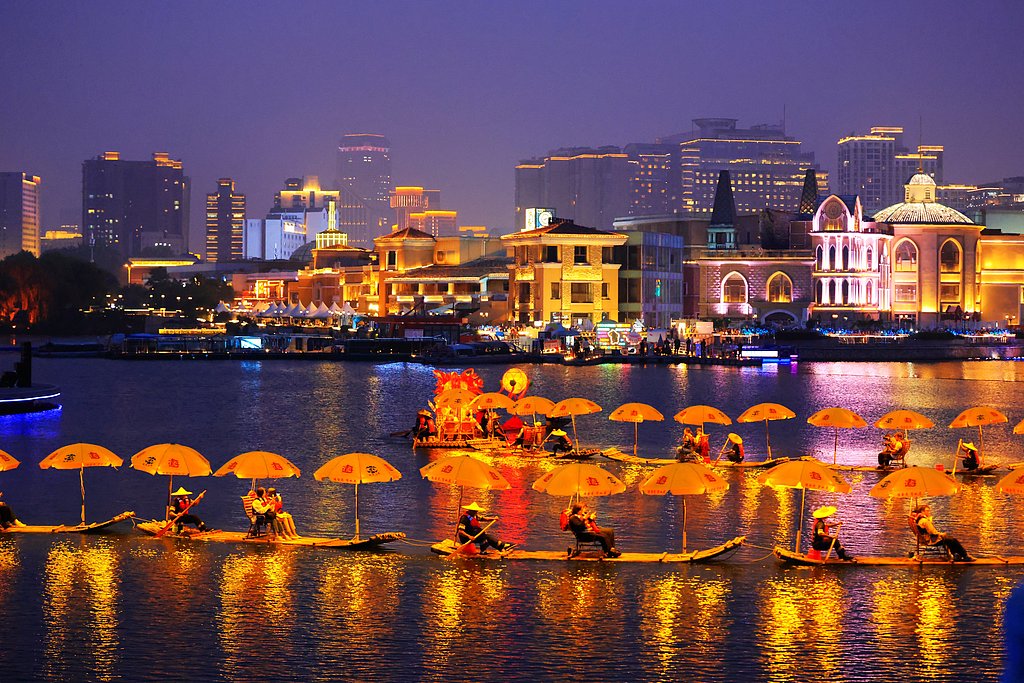 北京：“金龙巡游”表演点亮夏夜