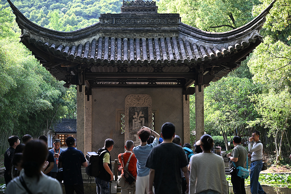 浙江绍兴：兰亭天章寺吸引游客参观