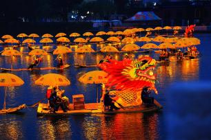 北京：“金龙巡游”表演点亮夏夜