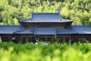 浙江绍兴：兰亭天章寺吸引游客参观