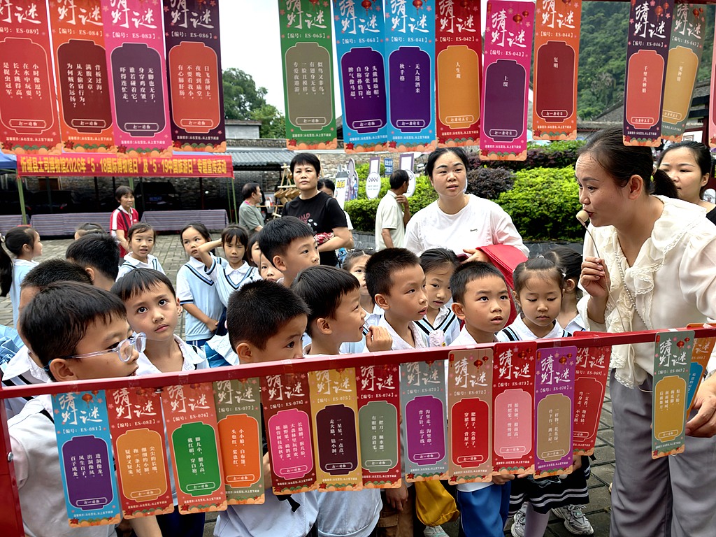 广西来宾：游客沉浸式体验非遗文化