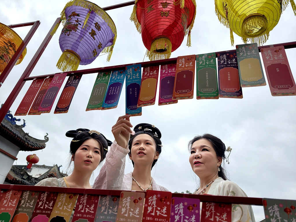 广西来宾：游客沉浸式体验非遗文化