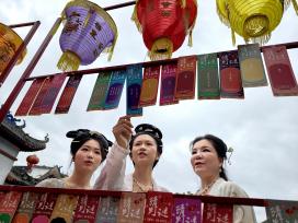 广西来宾：游客沉浸式体验非遗文化