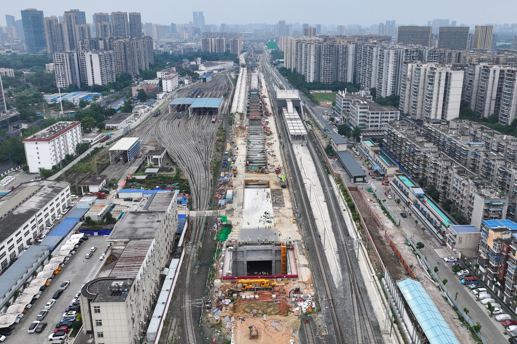 成渝中线高铁蜀安隧道顺利贯通