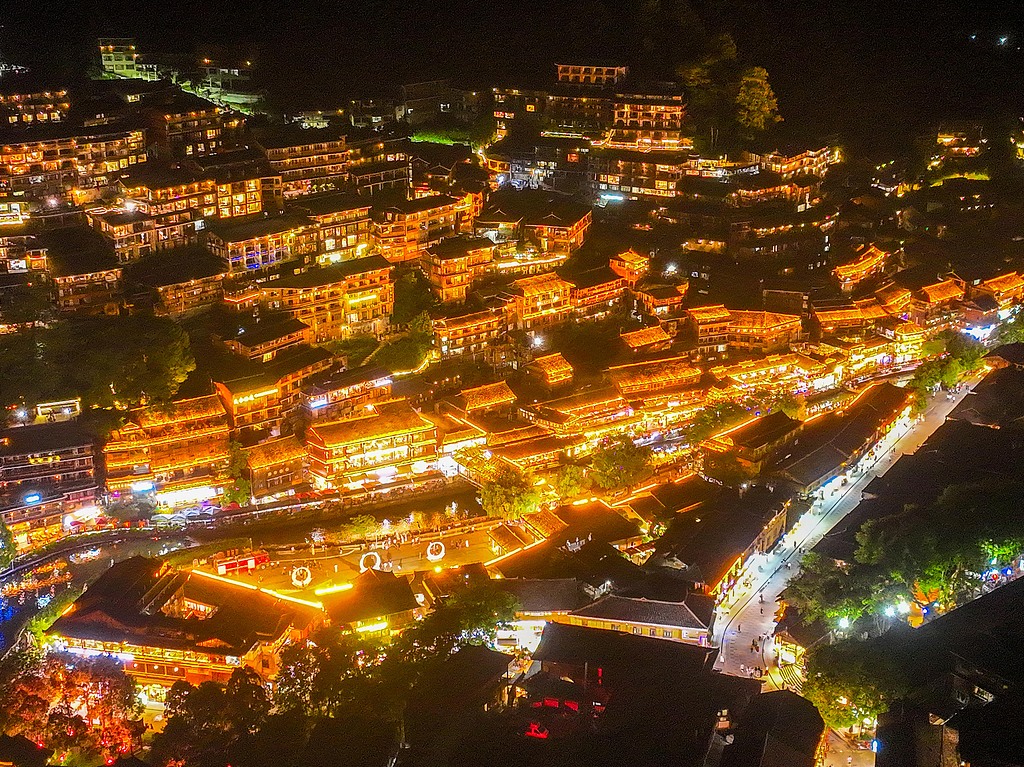 贵州雷山：夜经济点燃西江千户苗寨新活力