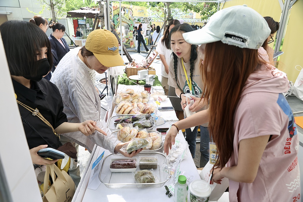 2026北京碳水节 百余款特色美食吸引民众