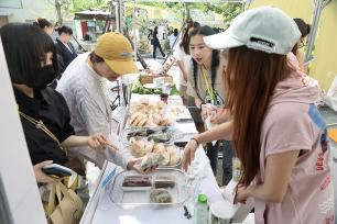 2026北京碳水节 百余款特色美食吸引民众