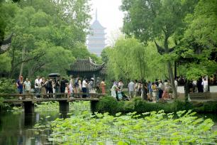 江苏苏州：拙政园吸引游客游览拍照