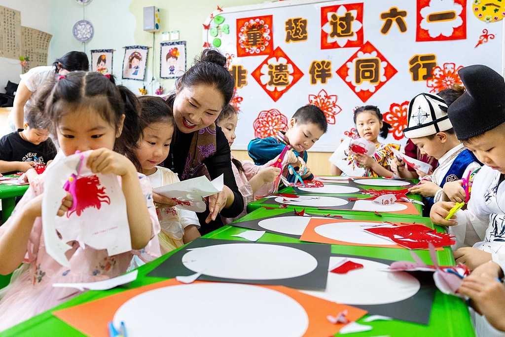 新疆乌鲁木齐：非遗剪纸迎“六一”