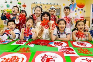 新疆乌鲁木齐：非遗剪纸迎“六一”