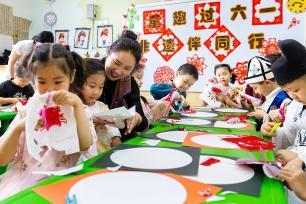 新疆乌鲁木齐：非遗剪纸迎“六一”