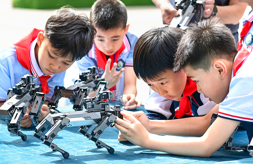 内蒙古呼和浩特：学生探索科技奥秘
