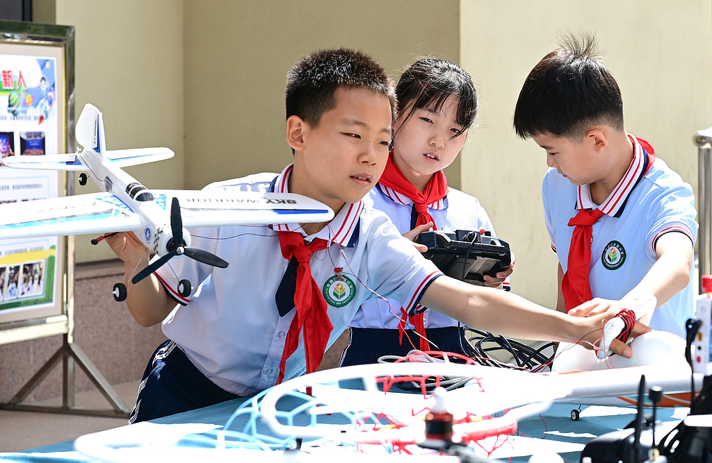 内蒙古呼和浩特：学生探索科技奥秘