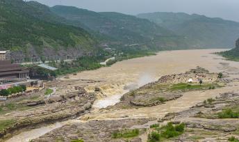 山西临汾：游客观赏黄河壶口瀑布