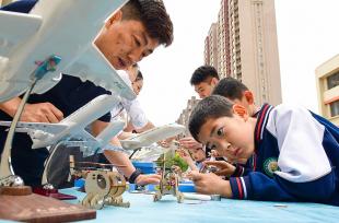 内蒙古呼和浩特：学生探索科技奥秘