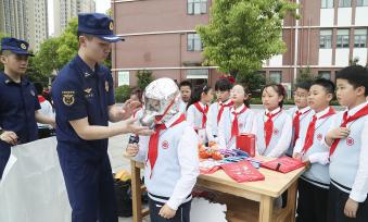 江苏淮安：警民携手迎“六一”