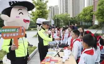 江苏淮安：警民携手迎“六一”