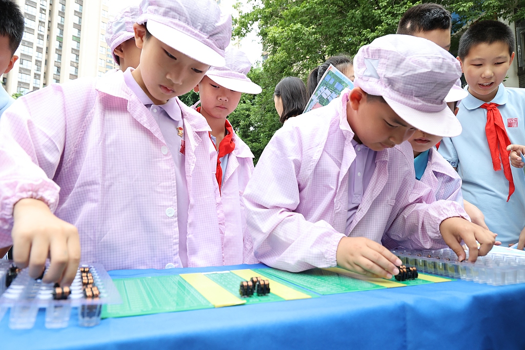 重庆：小学生沉浸式体验不同职业