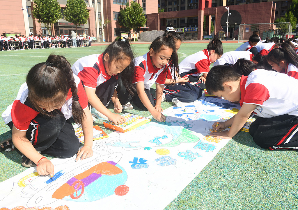 河北石家庄：小学生绘画迎“六一”