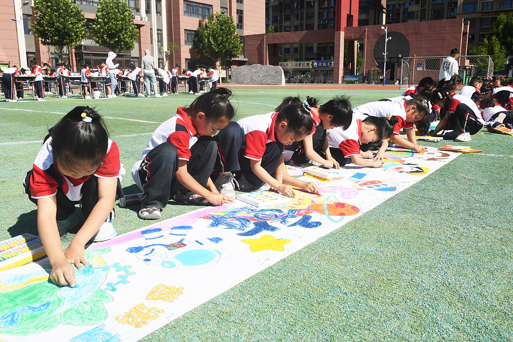 河北石家庄：小学生绘画迎“六一”