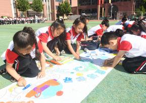 河北石家庄：小学生绘画迎“六一”