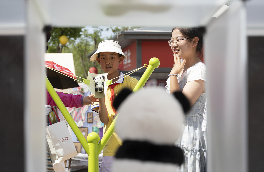 宁夏银川：儿童乐享“六一”集市