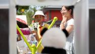 宁夏银川：儿童乐享“六一”集市