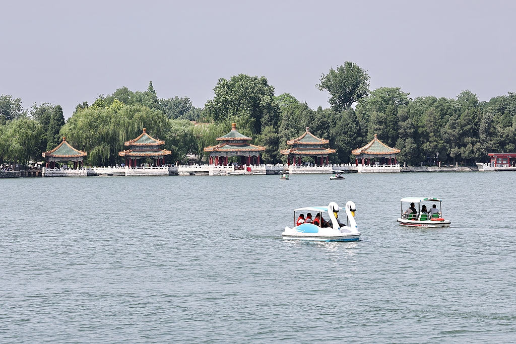 北京：市民在北海公园乘船避暑纳凉